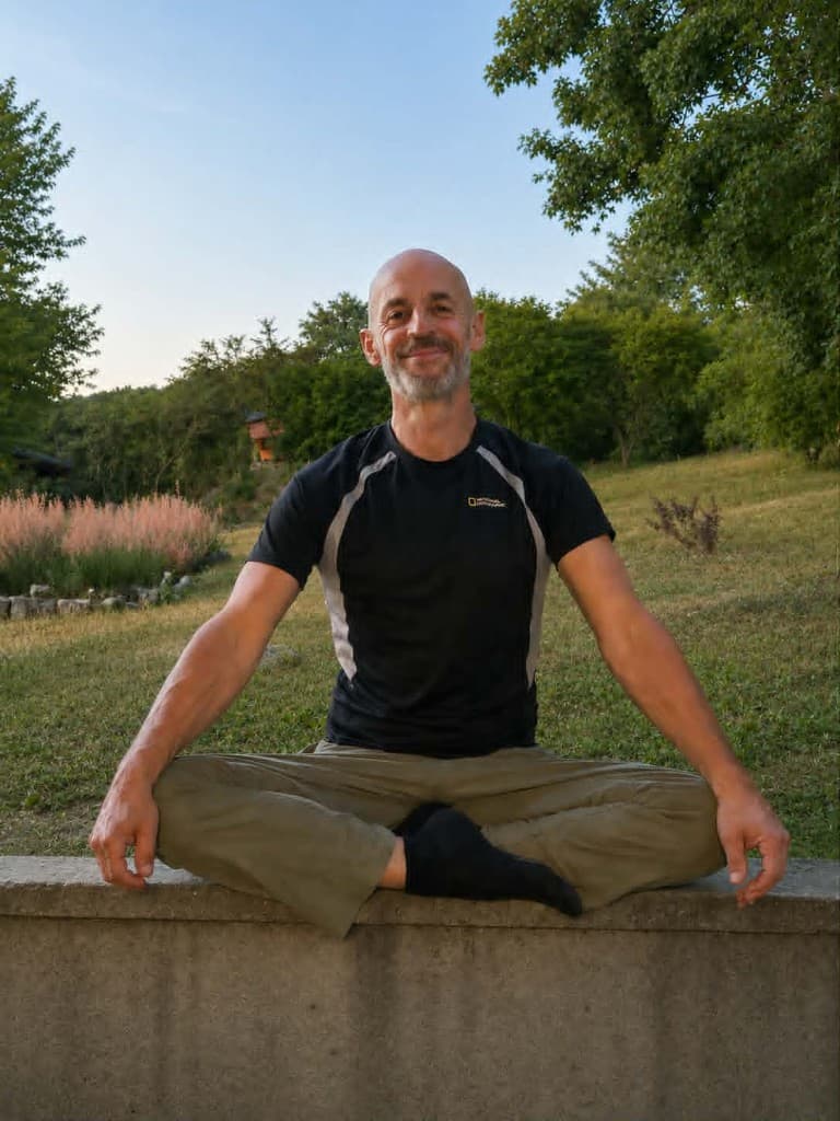 A szerző meditációs pózban az Eredeti Fény Zen Templom kertjében, 108 leborulás után.